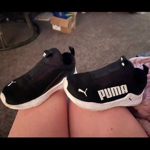 Boys Size 8 Pumas (like new)